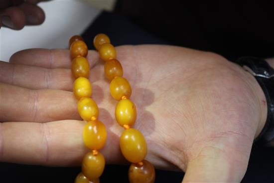 An amber bead necklace, gross 44 grams, 40cm.